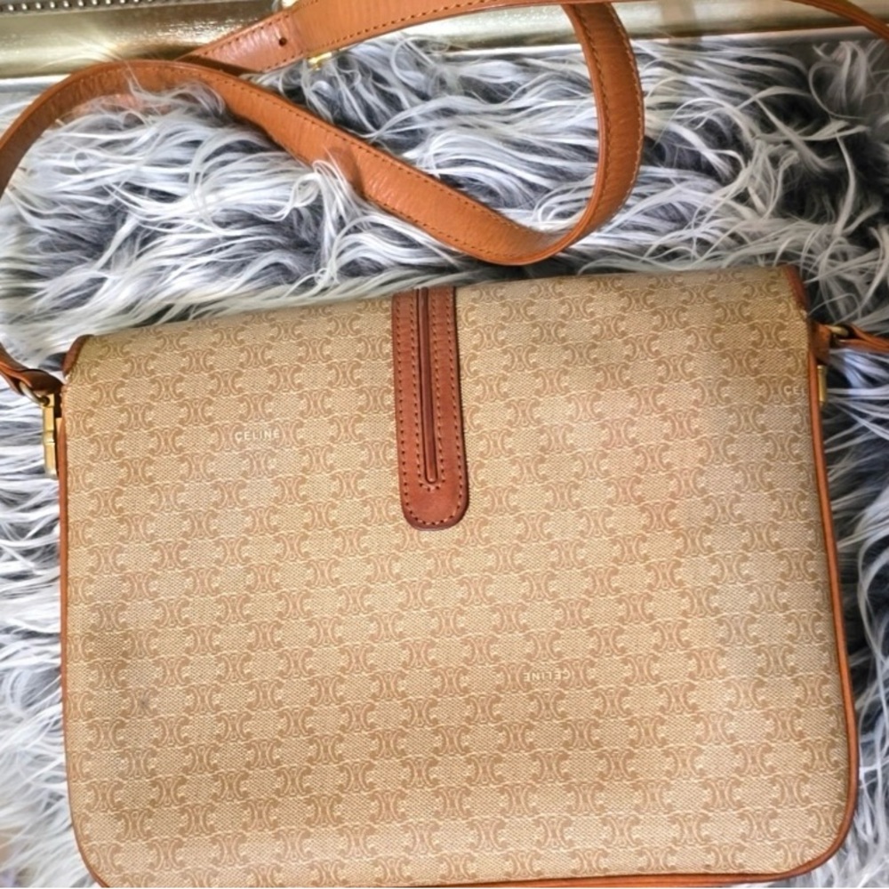 Celine M06 Tan and Brown Crossbody | Macadam Triomphe | Size: 1.5 X 7.5 X 9.5 - Picture 4 of 17